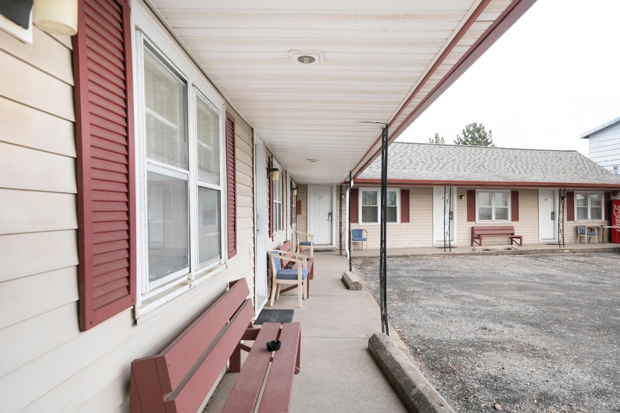 Oyo Hotel Starlite Seneca Falls Exterior photo
